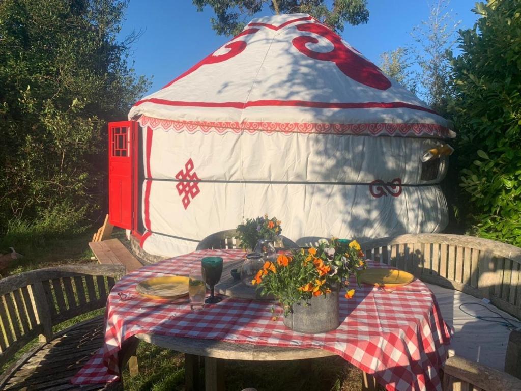 Traditional Yurt @ Longleat Уорминстър Екстериор снимка